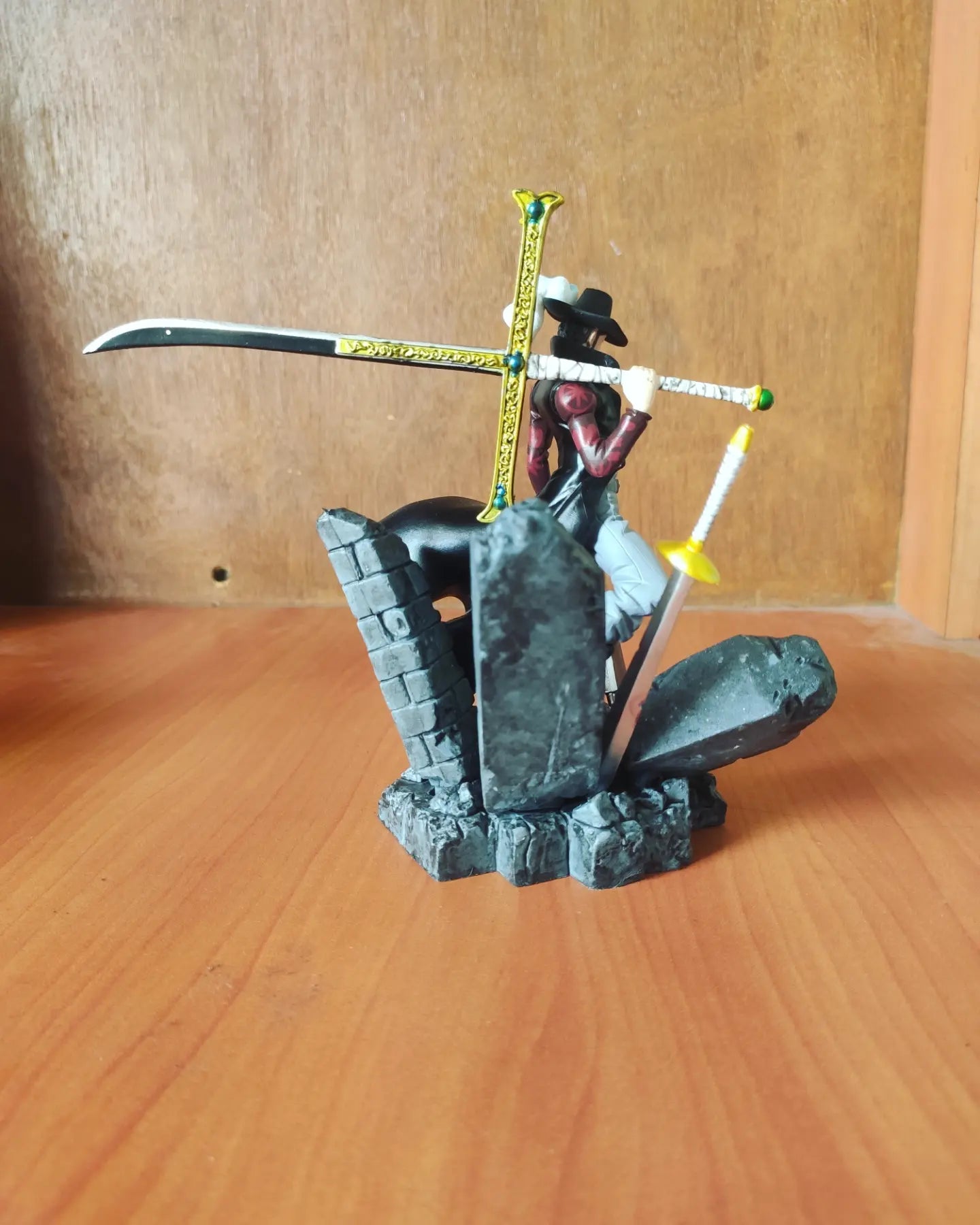One Piece Dracule Mihawk Rocks Base Figure