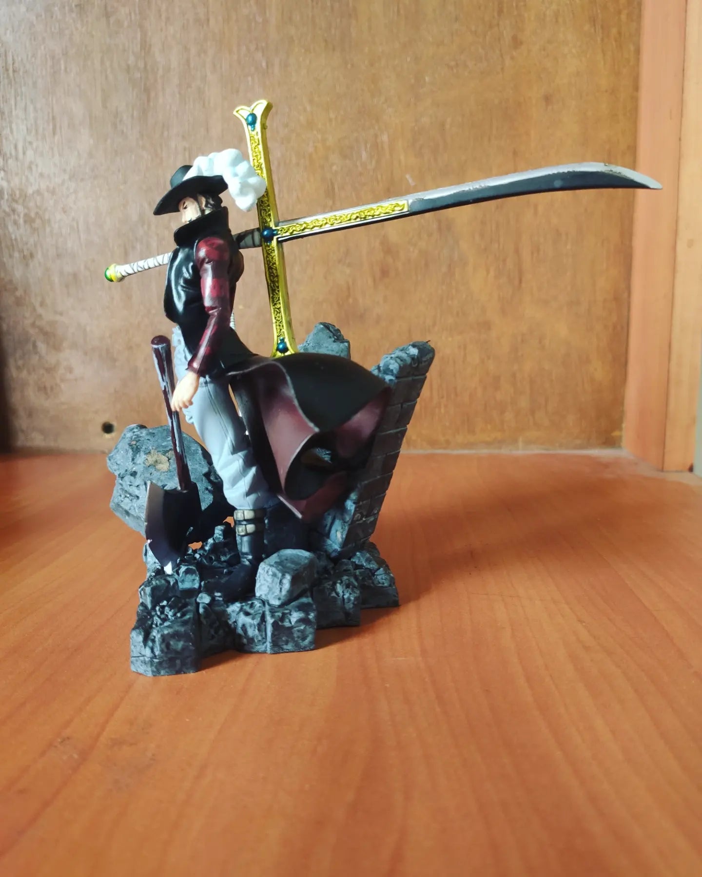 One Piece Dracule Mihawk Rocks Base Figure